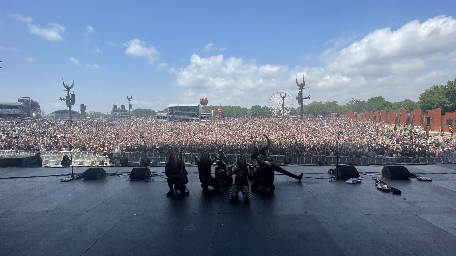 Yleisö lavalta kuvattuna Hellfest-festivaalilla